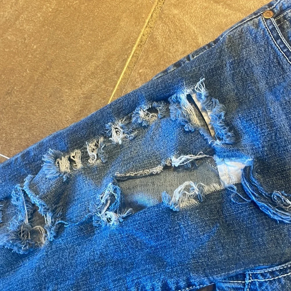 Jake Allie shredded Jeans!  11